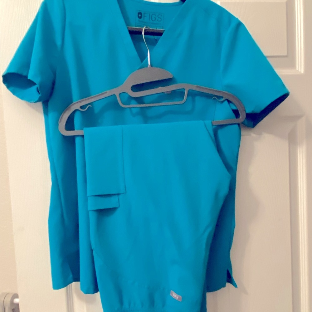 FIGS Aqua Catarina One Pocket Scrub Top, Cade Cargo Pant- medium